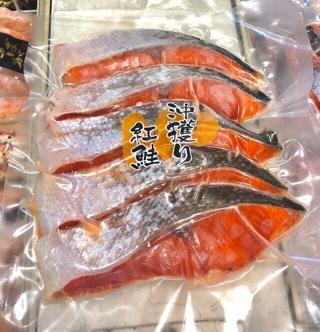 Satisfying set of 6 popular seafood products (salmon roe, scallops, snow crab, thickly sliced sockeye salmon, striped atka mackerel, mentaiko)